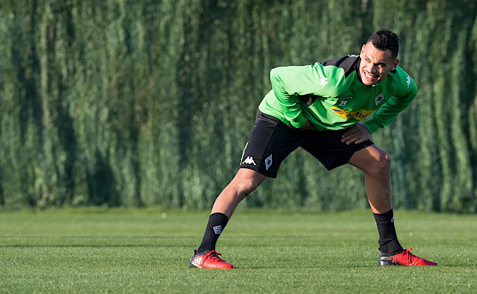 Timothée Kolodziejczak befindet sich bei Schalke im Training, um sich fit zu halten.  