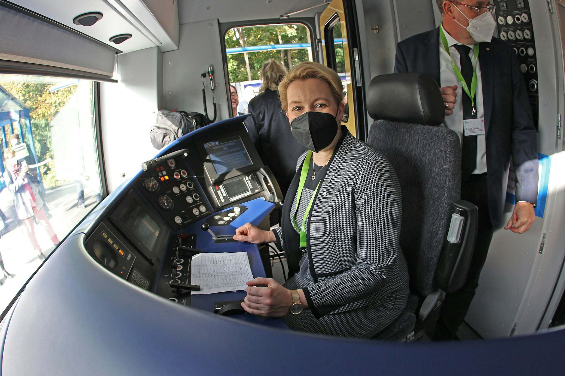 An den Schalthebeln: Am Freitag steuerte Berlins Regierende Bürgermeisterin Franziska Giffey (SPD) auf der S8 einen Sonderzug, der von Pankow nach Treptower Park fuhr.