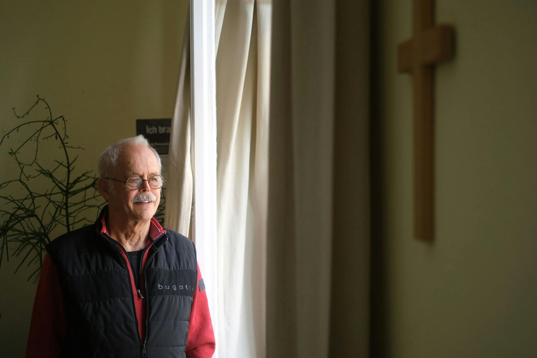 Telefonseelsorger Wolfgang Heinlein in seinem Büro in Pankow