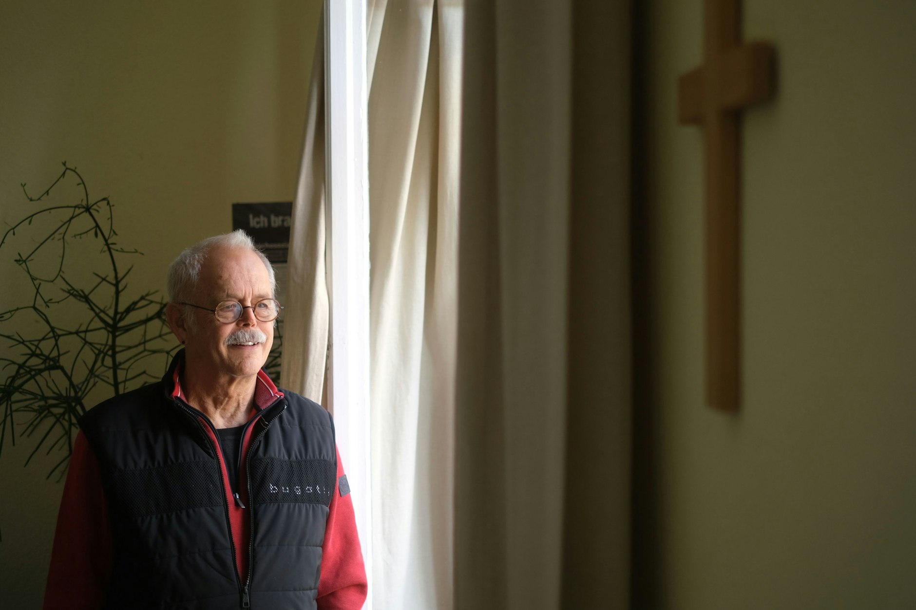 Telefonseelsorger Wolfgang Heinlein in seinem Büro in Pankow