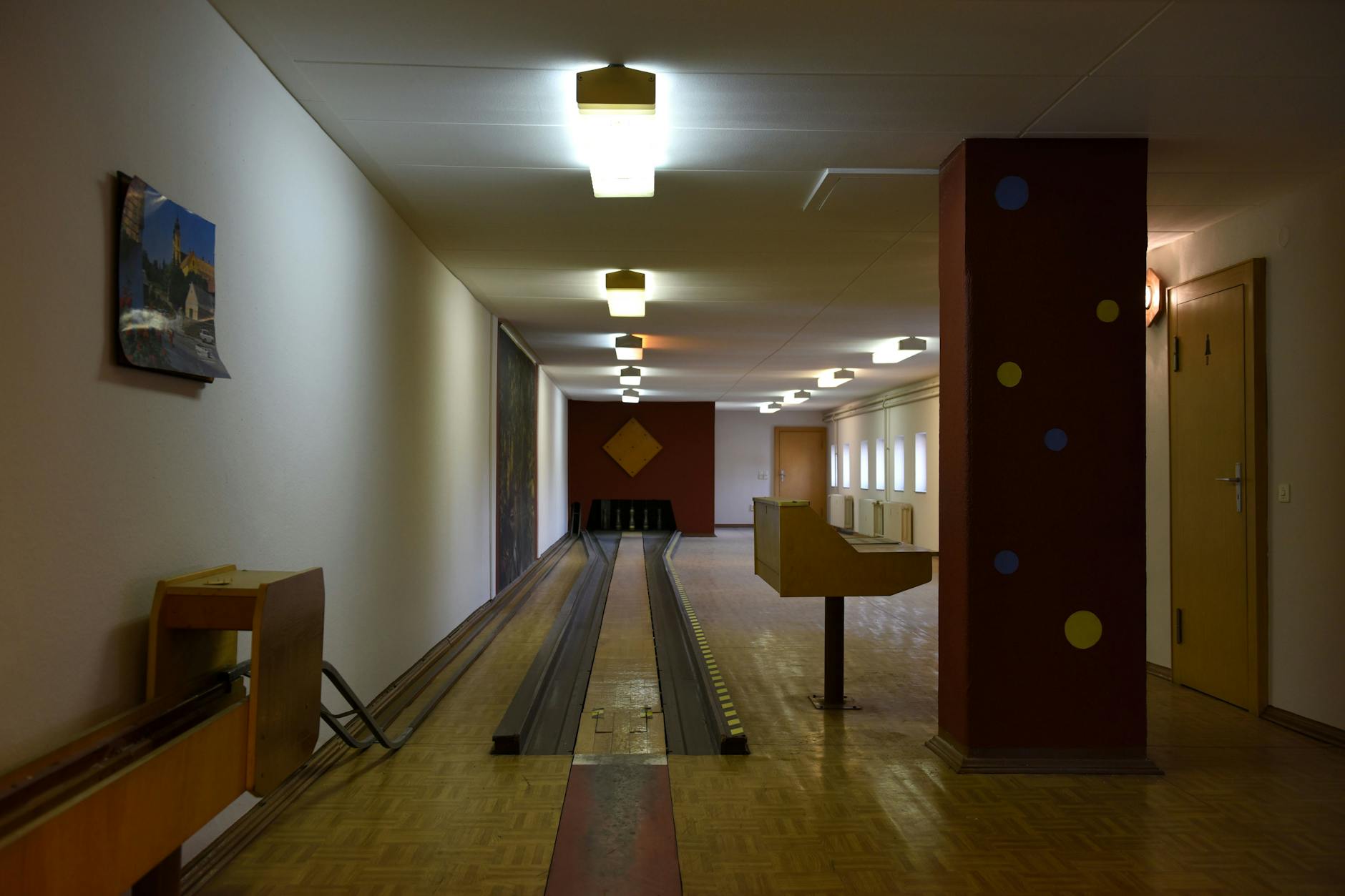 Heimelig und cool: eine alte Kegelbahn, Teil der Ausstellung der Haubrok Foundation in der Lichtenberger Herzbergstraße.