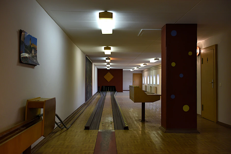 Heimelig und cool: eine alte Kegelbahn, Teil der Ausstellung der Haubrok Foundation in der Lichtenberger Herzbergstraße.