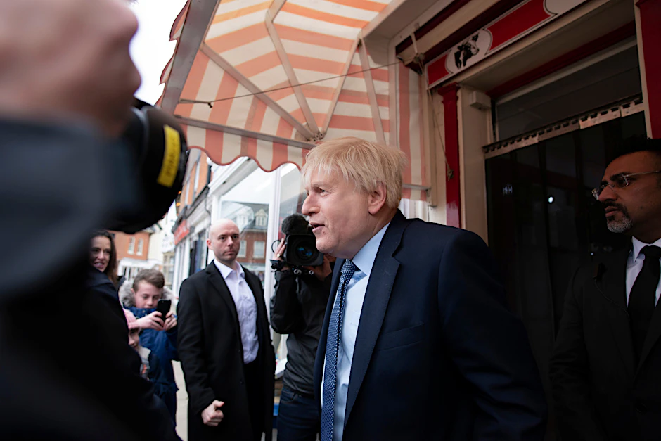 Boris Johnson, dargestellt von Kenneth Branagh und ganz viel Latexhaut, in der Sky-Serie „This England“.