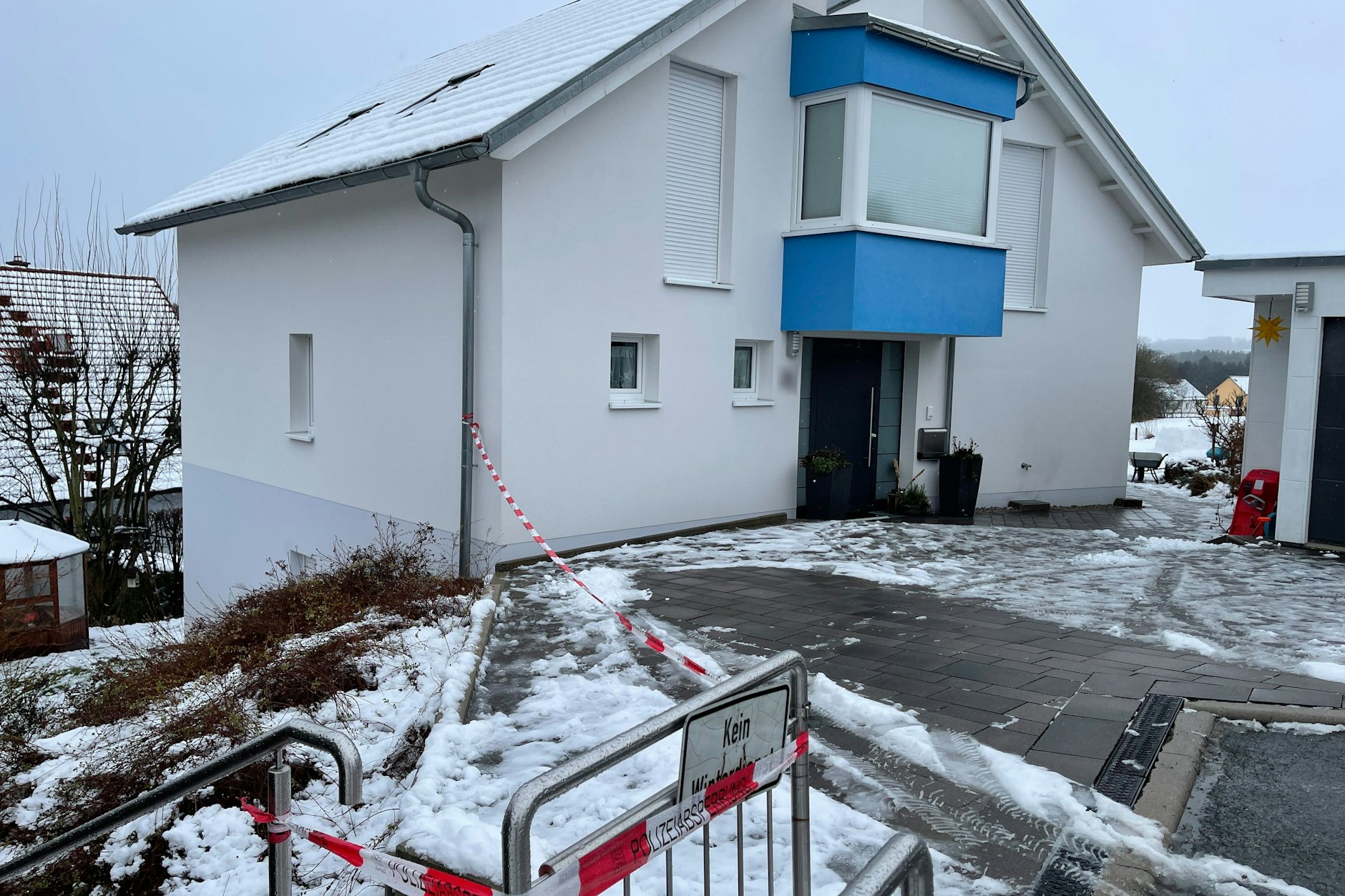 Im Keller dieses Einfamilienhauses in Mistelbach wurde ein lebloses Ärztepaar mit Stichverletzungen gefunden.