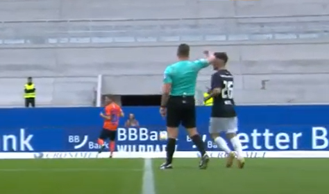 Irre Szene! Schiri haut in der Zweiten Liga Spieler um, was war denn da passiert?