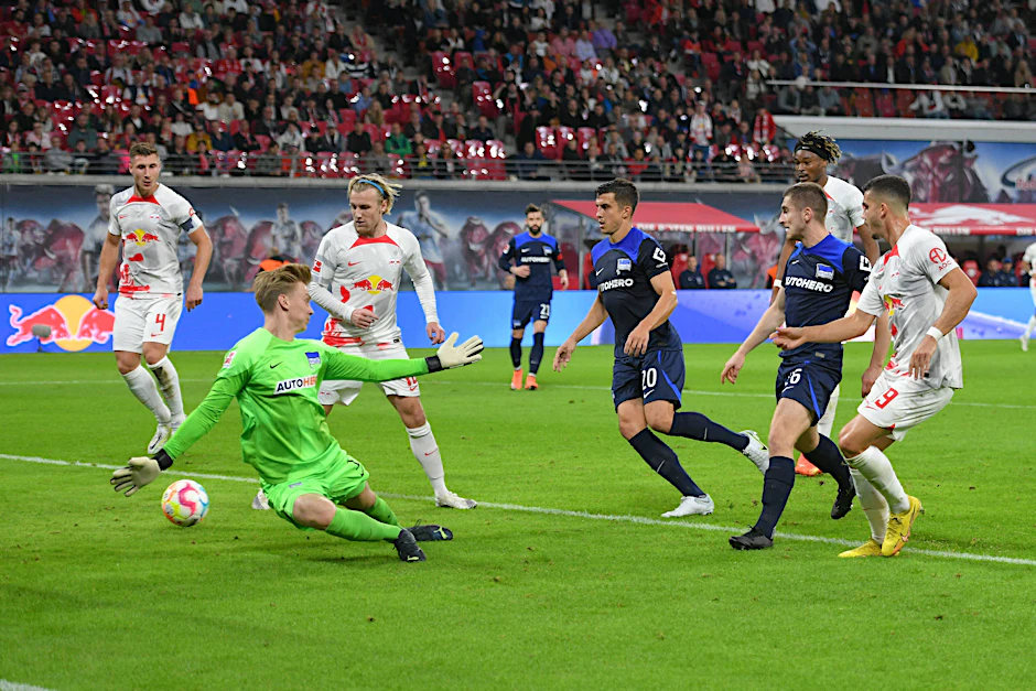 Willi Orban von RB Leipzig (l.), erzielt an Hertha-Keeper Oliver Christensen vorbei, das 3:0.&nbsp;