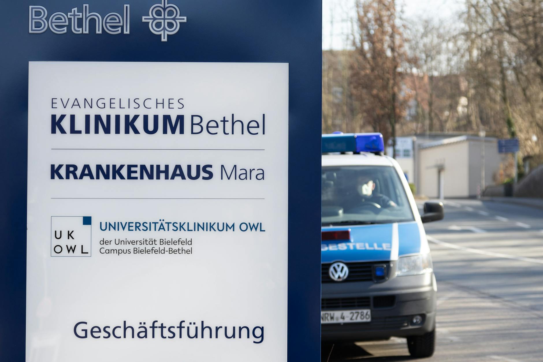 Ein Fahrzeug der Polizei steht vor dem Evangelischen Klinikum Bethel.