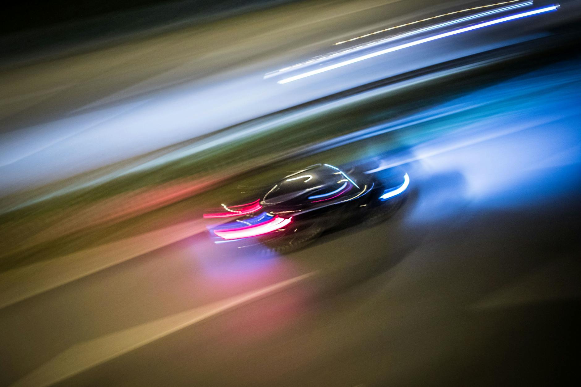 Ein Autofahrer rast über eine Berliner Autobahn (Symbolbild). 