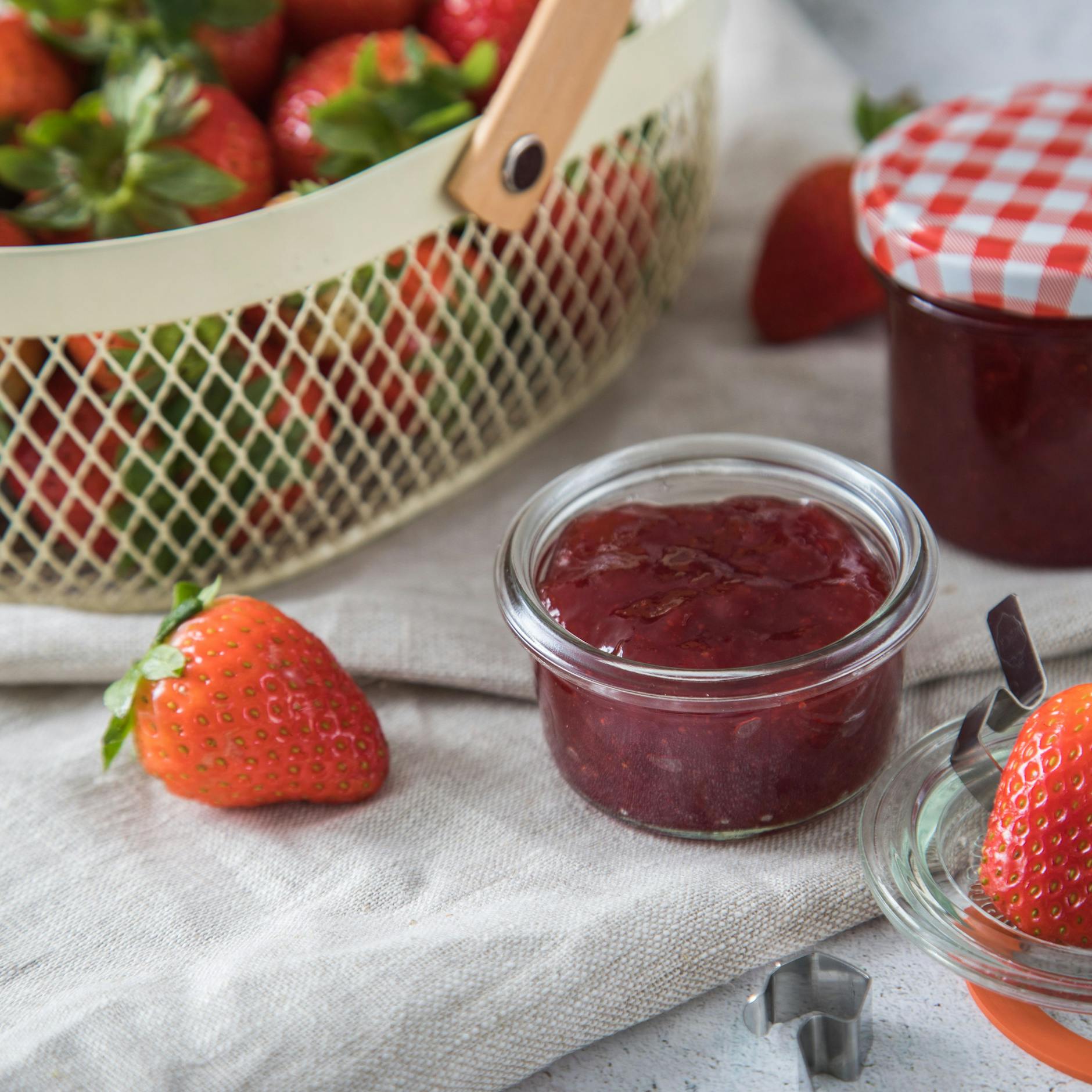 Wenn Sie Erdbeermarmelade selber herstellen, ist sie sicher vegan.