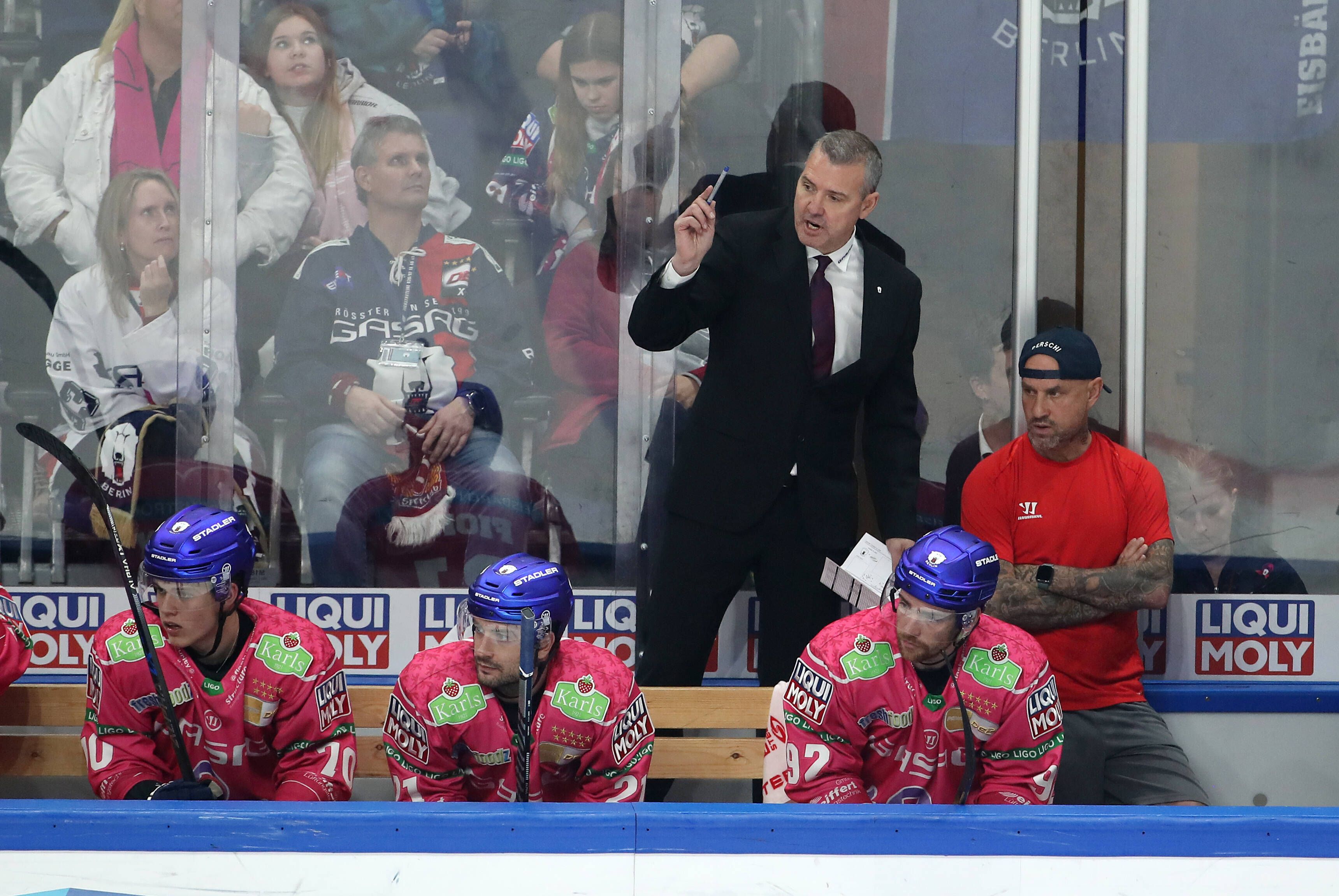 Image - Eisbären Berlin: Trainer Serge Aubin entschuldigt sich bei den Fans für Gurken-Auftritt