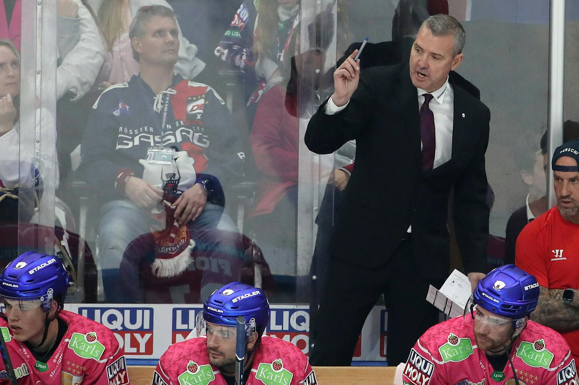 Serge Aubin gefällt ganz und gar nicht, was er von seinen Eisbären gegen die Bietigheim Steelers zu sehen bekommt.