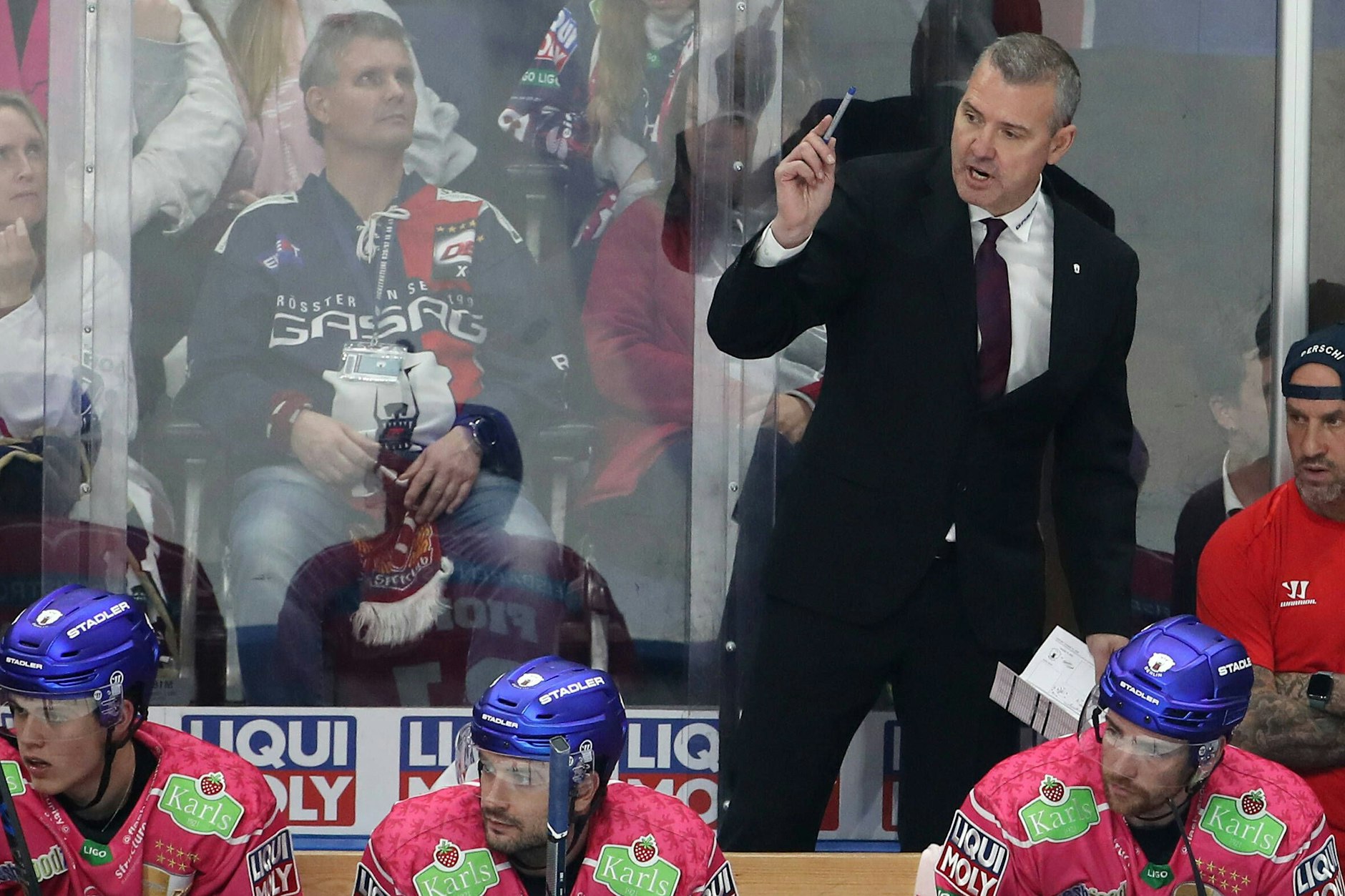 Serge Aubin gefällt ganz und gar nicht, was er von seinen Eisbären gegen die Bietigheim Steelers zu sehen bekommt.