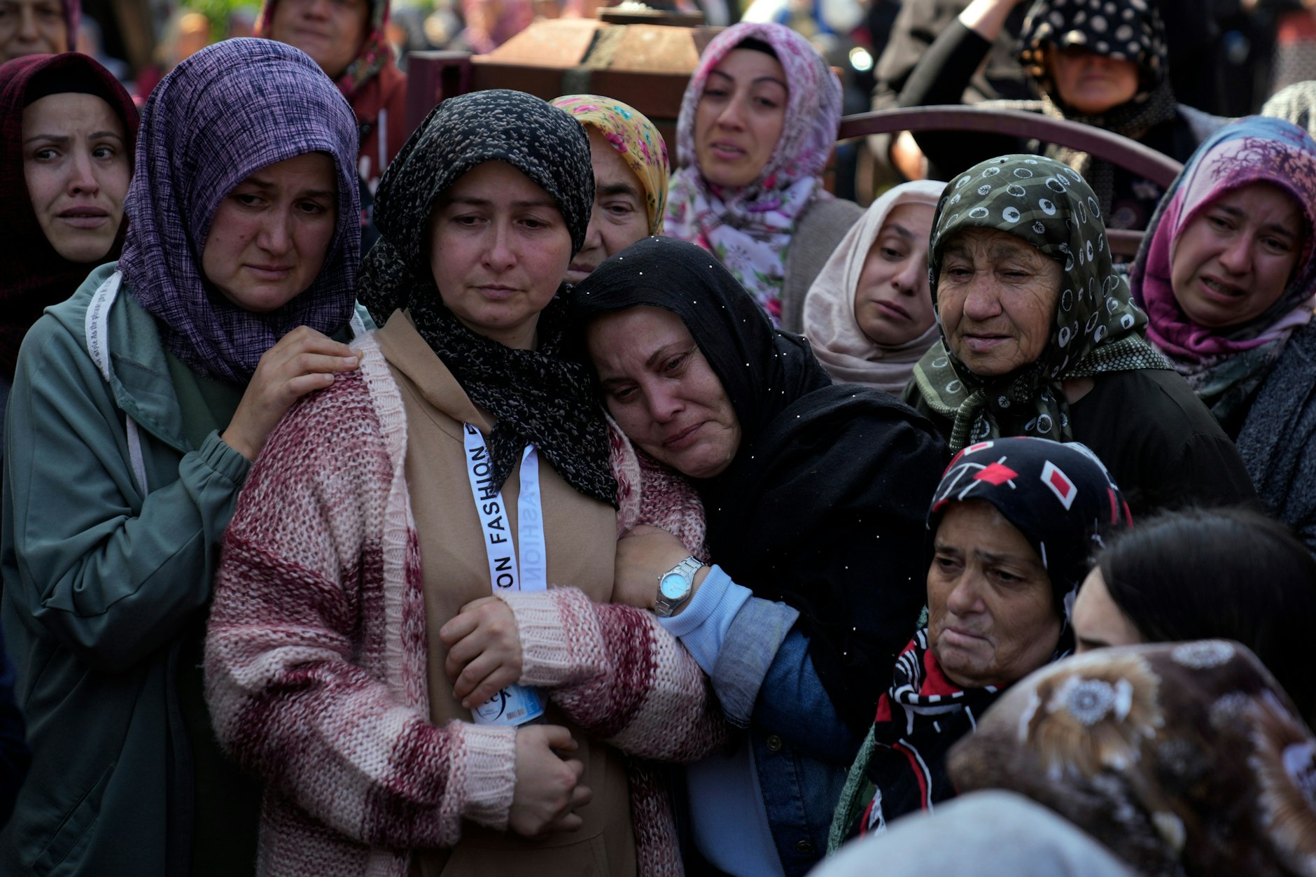 Angehörige eines bei einer Explosion in einem Kohlebergwerk getöteten Bergarbeiters trauern.