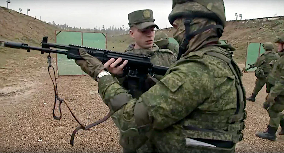 Russische Rekruten beim militärischen Training (Archivbild)