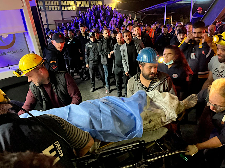 Bergleute bergen eine Leiche nach der Explosion in dem Bergwerk im türkischen Bartin.&nbsp;