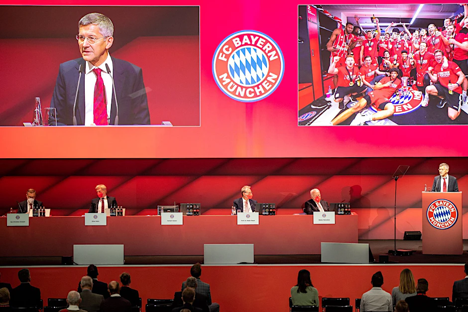 Bayern-Präsident Herbert Hainer spricht bei der Jahreshauptversammlung 2021.  