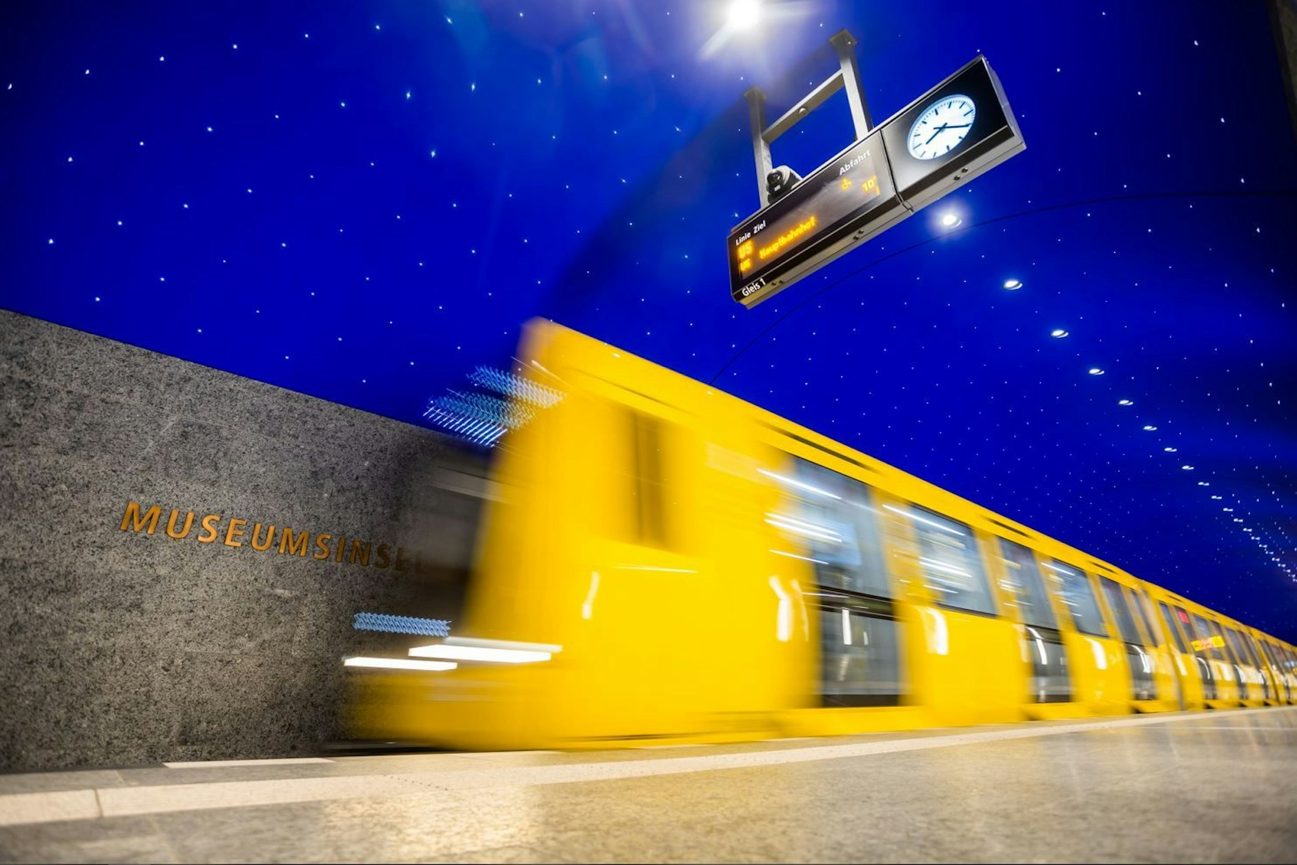 Berlin: Eine U-Bahn fährt am U-Bahnhof Museumsinsel ein.