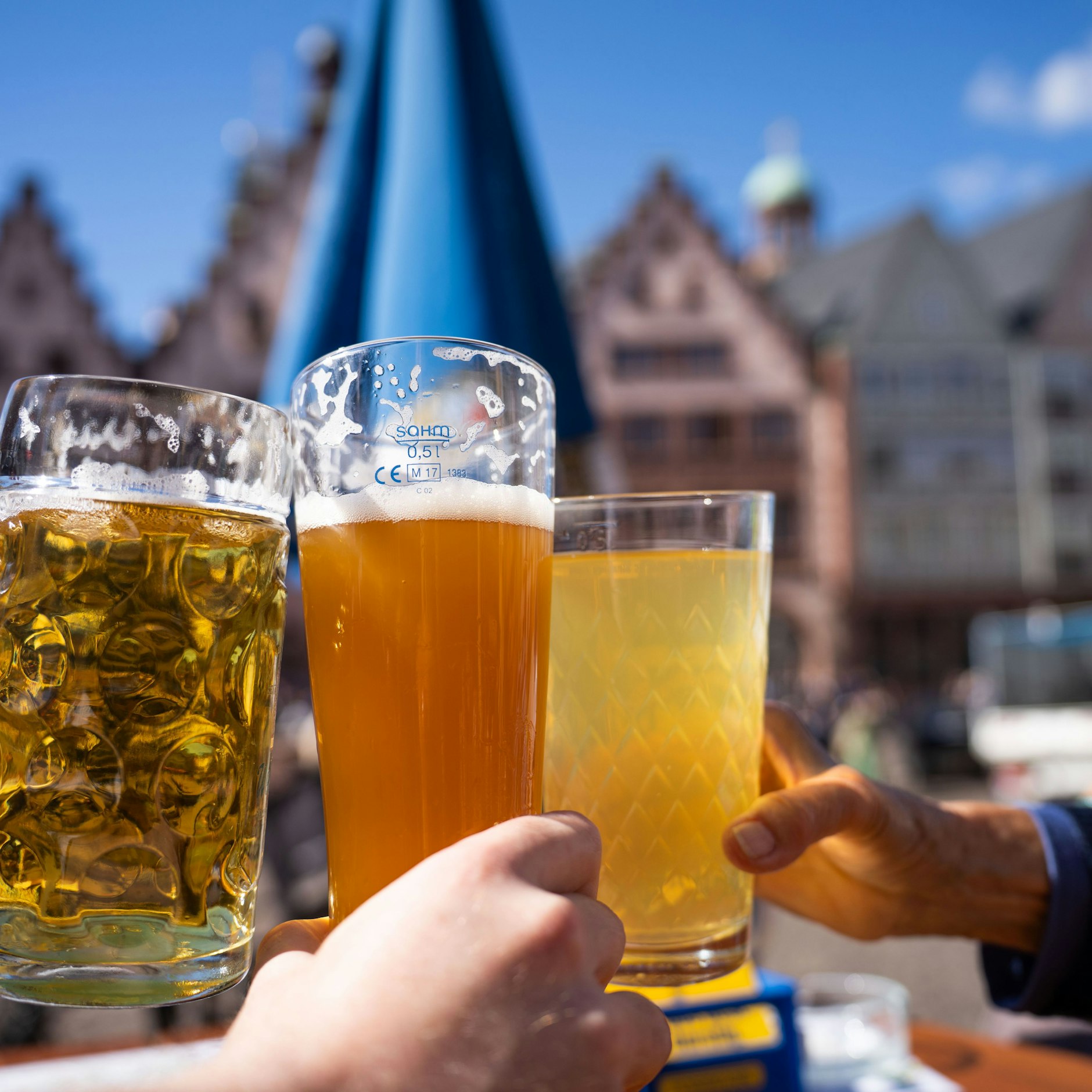 Einige Hersteller benutzen bei der Klärung des Gerstensafts tierische Gelatine.