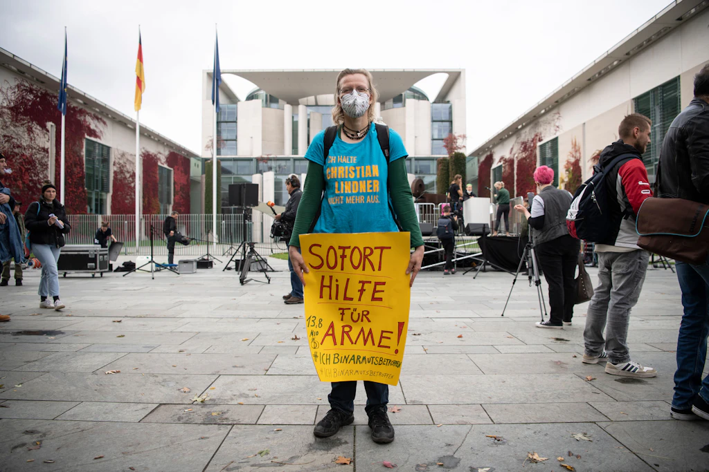 Berlin: Von Armut Betroffene demonstrieren vor dem Kanzleramt