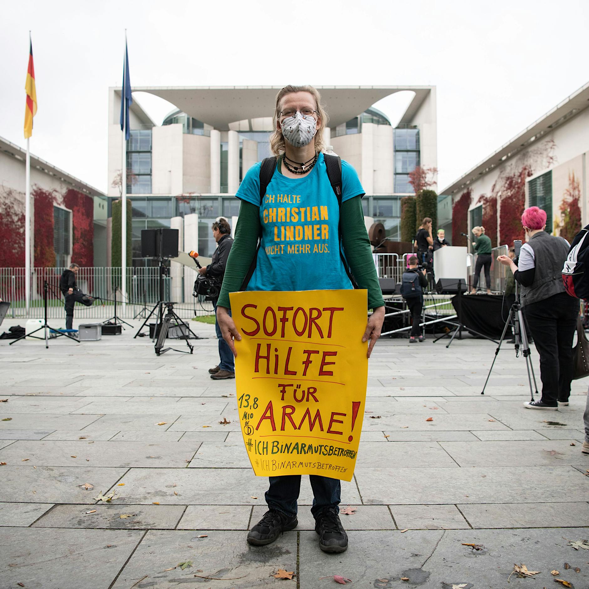 Berlin: Von Armut Betroffene demonstrieren vor dem Kanzleramt