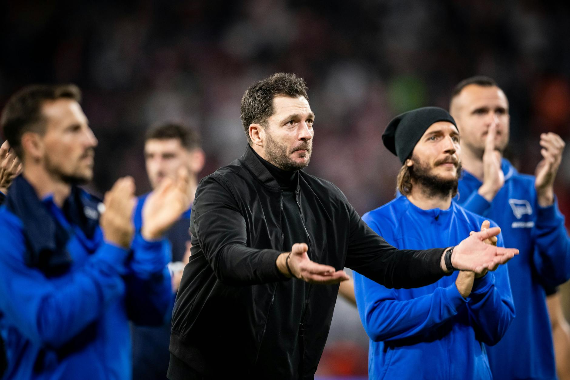 Trainer Sandro Schwarz feuerte die mitgereisten Fans nach dem Schlusspfiff an. Trotz Niederlage waren die Anhänger wegen der Leistung der Spieler zufrieden.