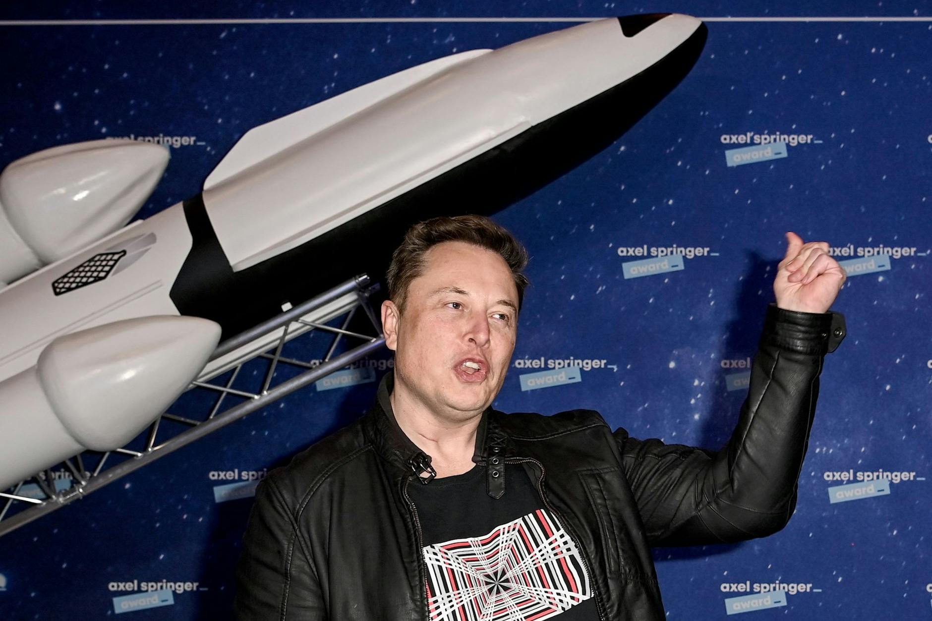 Elon Musks Weltraumfirma SpaceX will die Starlink-Finanzierung in der Ukraine wohl nun doch übernehmen.