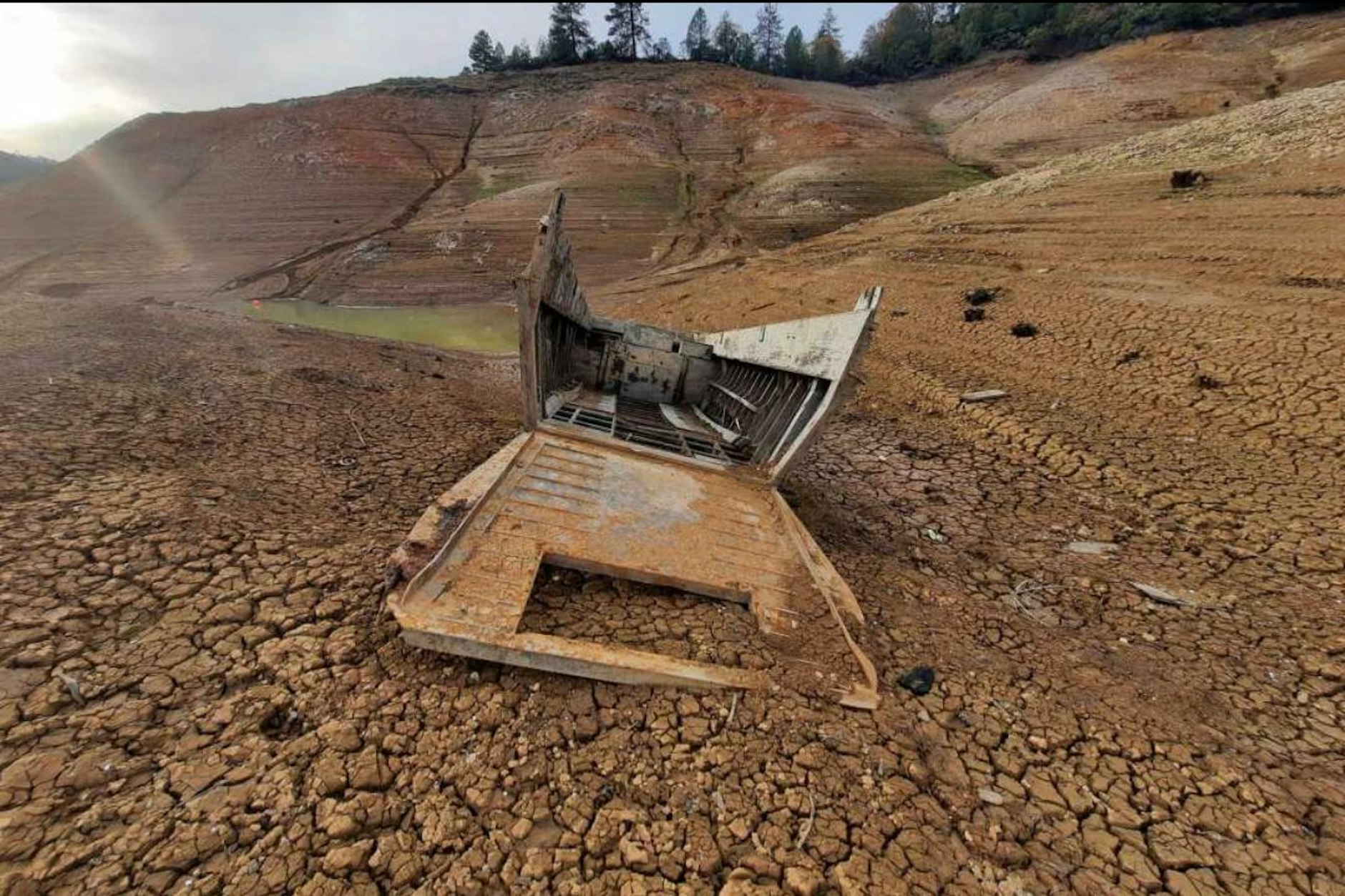 Das mit 31-17“ nummerierte Boot wurde bereits Ende des letzten Jahres im Sand von Lake Shasta gesichtet.