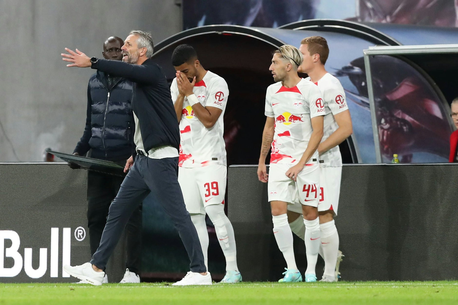 RB-Trainer Marco Rose wechselt dreifach ein. Benjamin Henrichs, Kevin Kampl und Marcel Halstenberg mussten erst auf dem Platz, dann durfte Lukebakio den Elfer schießen.