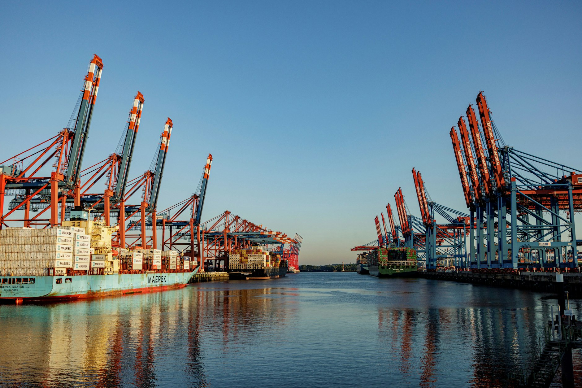 Containerschiffe liegen zur Abfertigung an den Terminals im Hamburger Hafen.