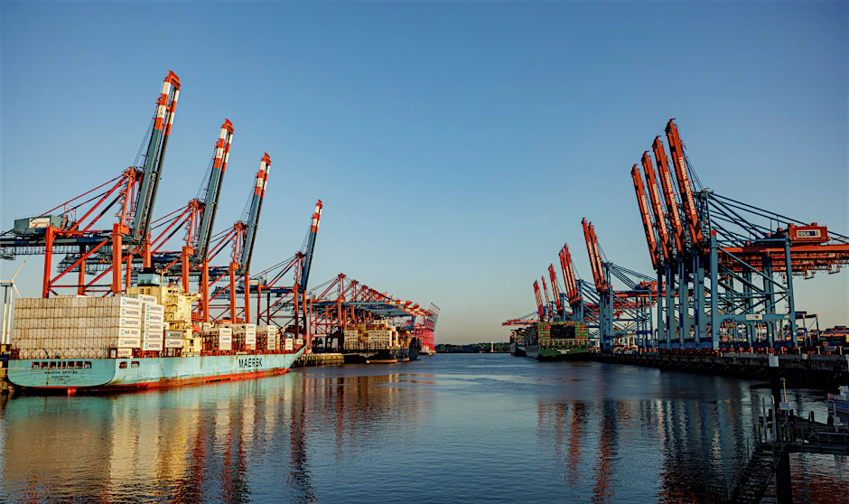 Containerschiffe liegen zur Abfertigung an den Terminals im Hamburger Hafen.