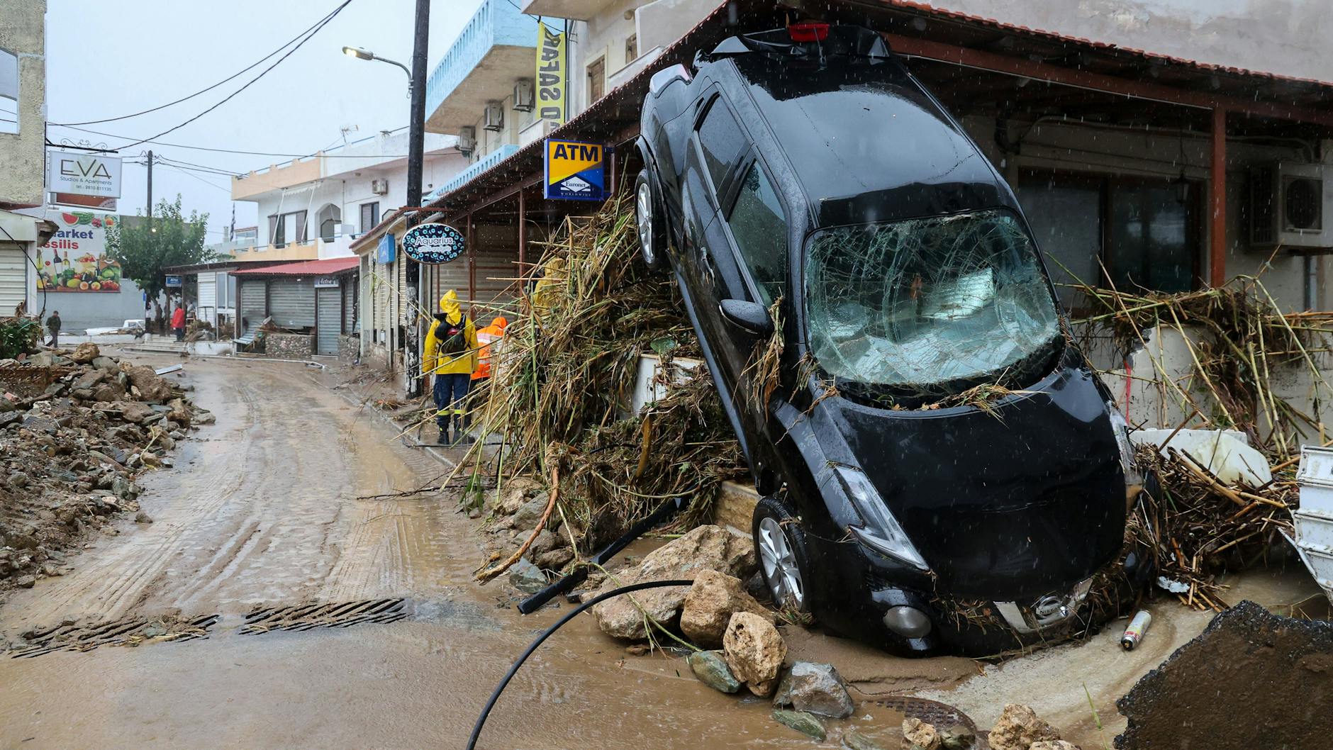 In vielen Gassen auf Krete bietet sich nach dem Unwetter ein Bild der Zerstörung.