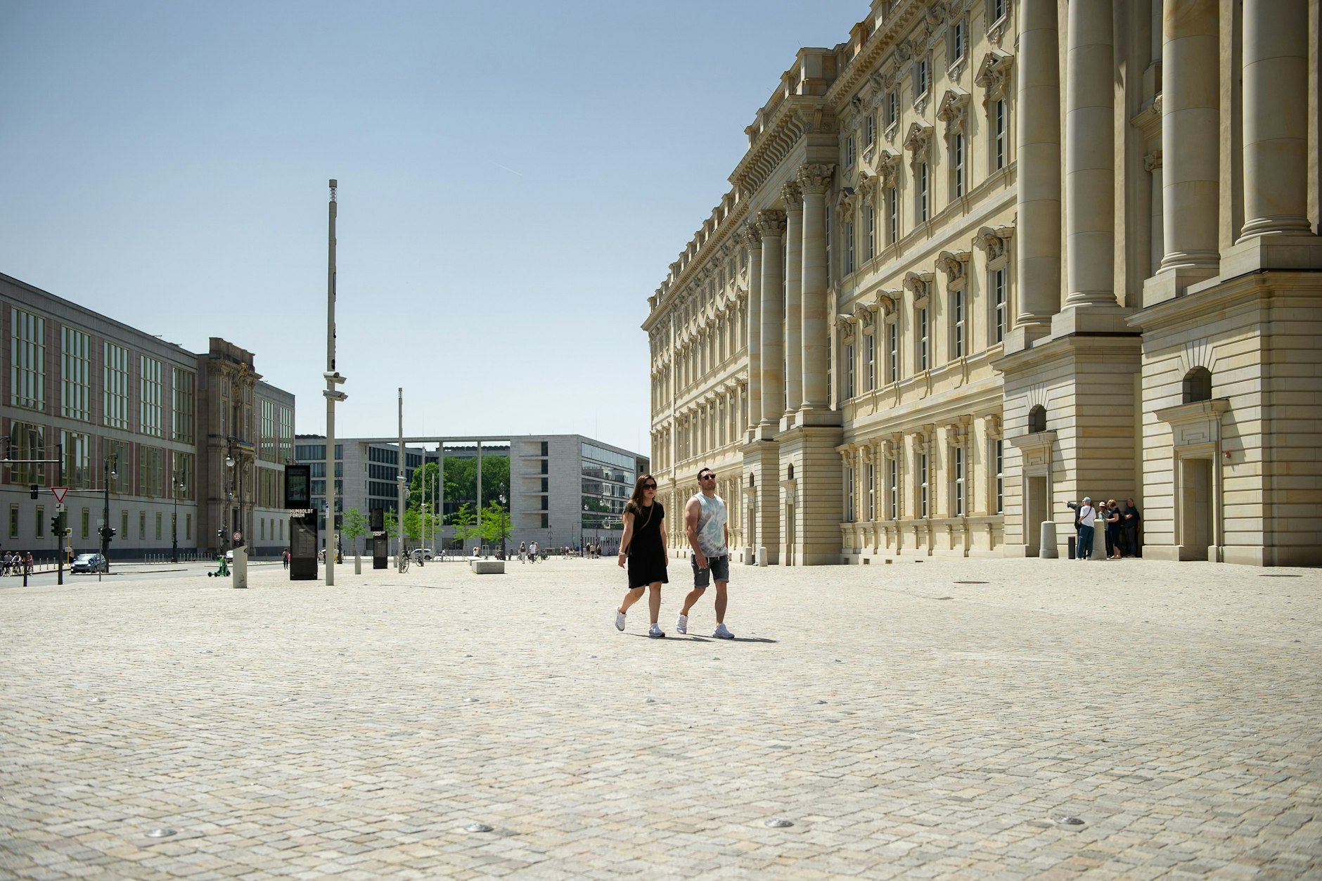 Fußgänger laufen über das Humboldtforum am wiederaufgebauten Berliner Schloss. Grün gibt es hier kaum, die Grünen-Fraktion in Mitte will das ändern.