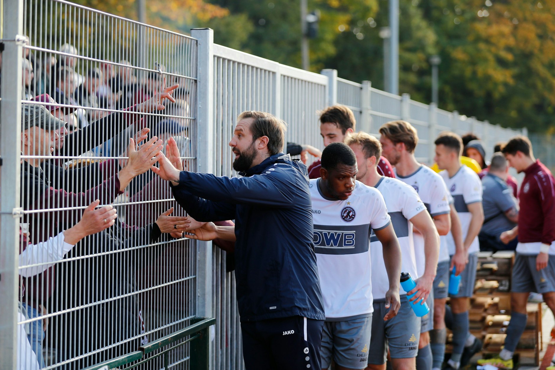 Die BFC-Kicker bedanken sich nach dem 1:1 in Greifswald bei ihren Fans für die Unterstützung.