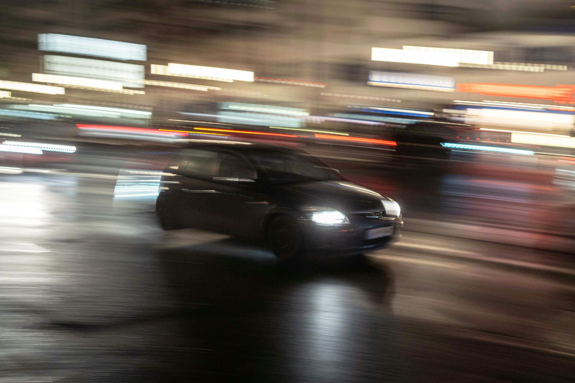 Eine Person fährt mit überhöhter Geschwindigkeit durch Berlin.