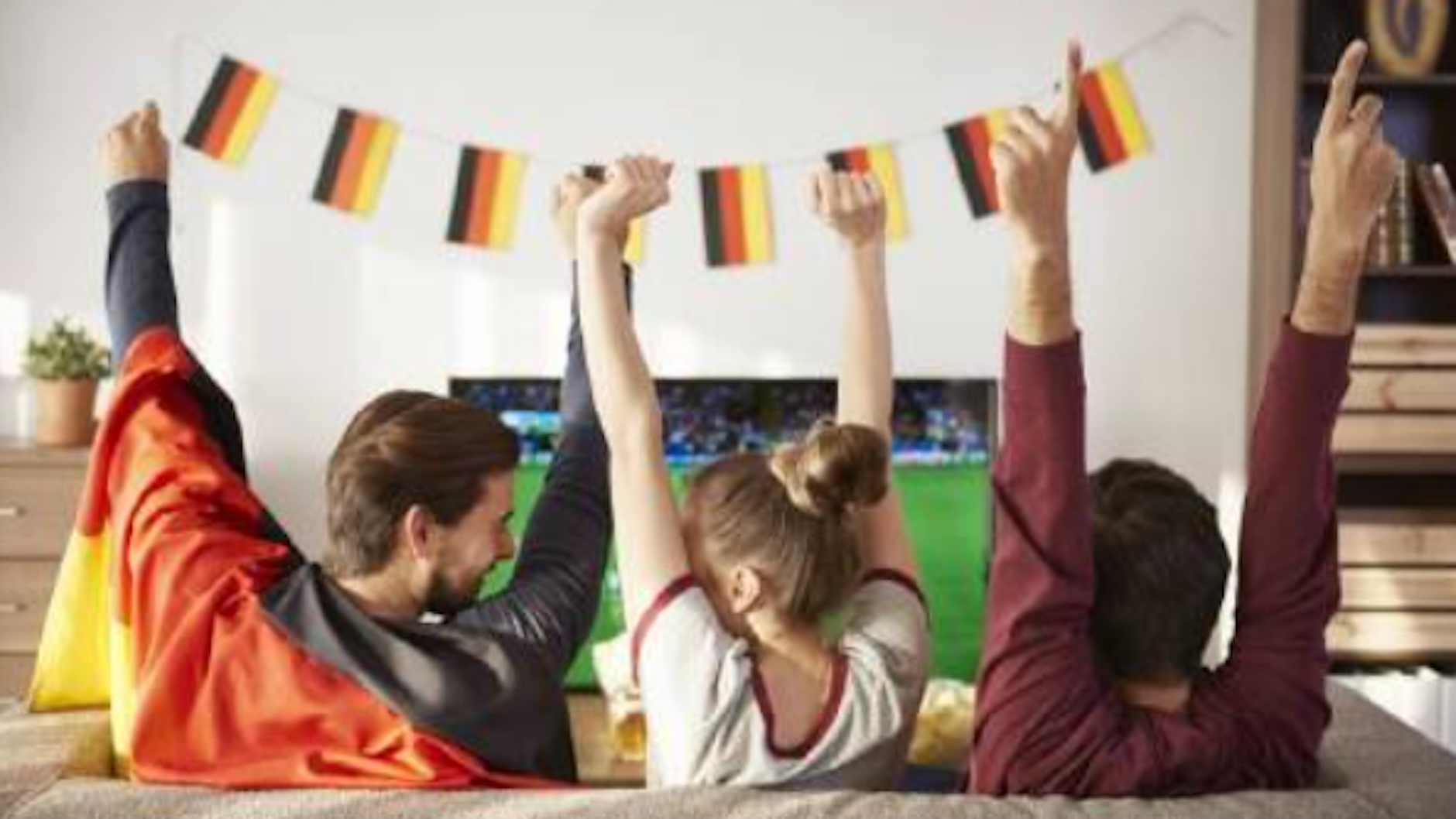 Mit Freunden auf der Couch die WM erleben - so wird es in diesem Jahr.