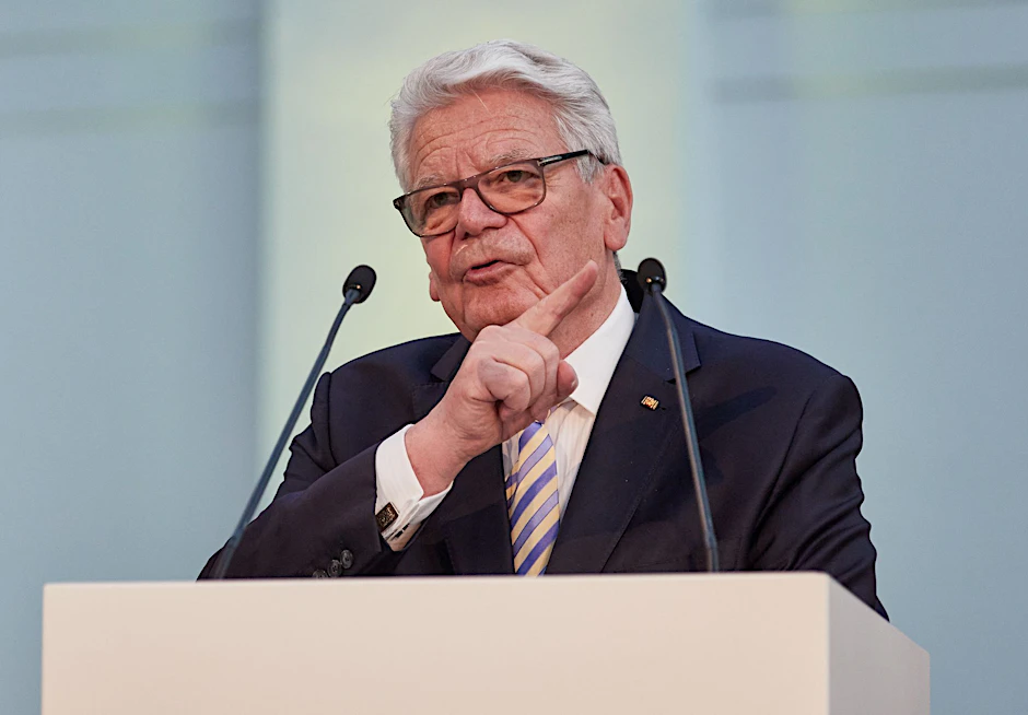 ARCHIV - Joachim Gauck, Bundespräsident a.D., spricht bei einer Pressekonferenz.  