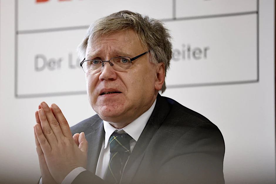Stephan Bröchler, Verwaltungswissenschaftler an der Hochschule für Wirtschaft und Recht Berlin und neuer Landeswahlleiter, gibt eine Pressekonferenz.  