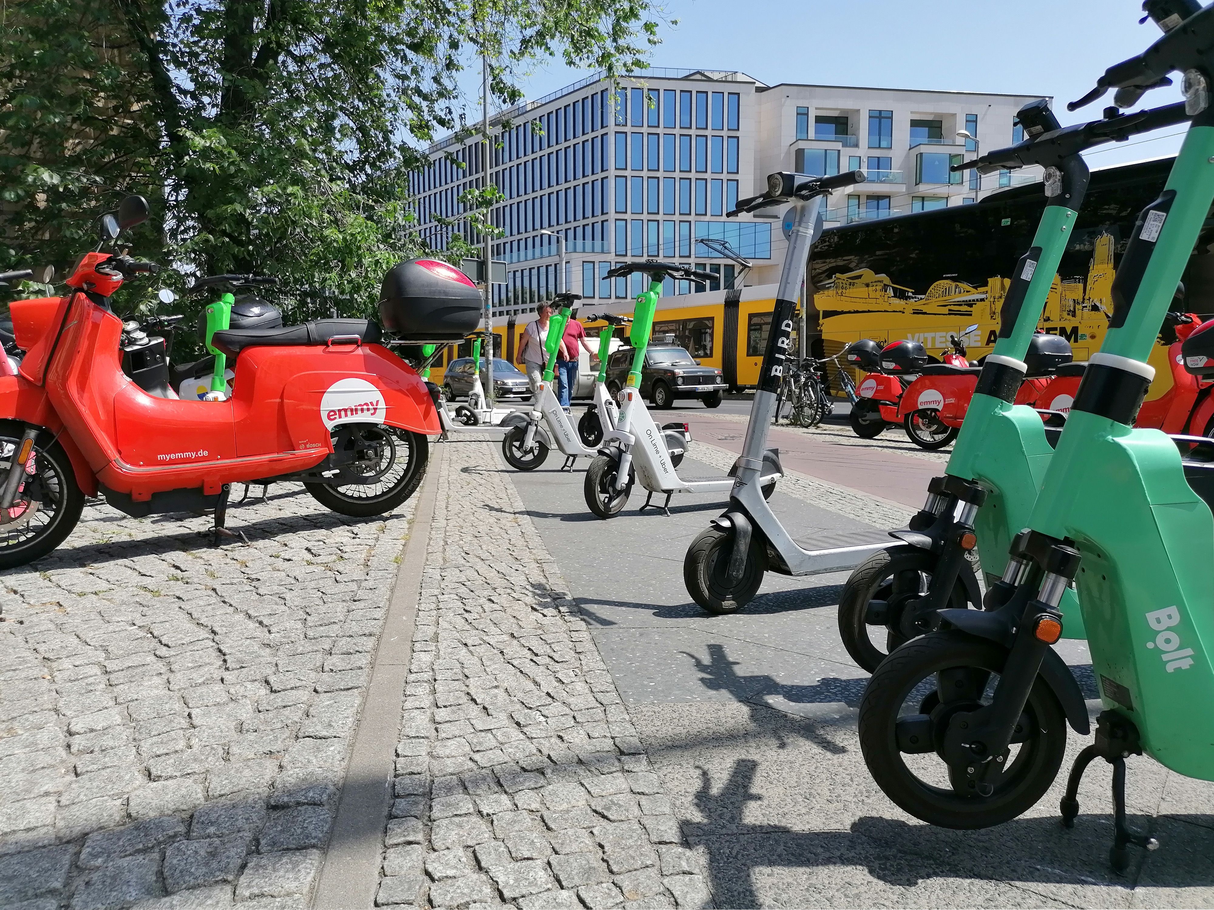 „Den Roller einfach irgendwo hinknallen, darf nicht sein“: Warum es in Berlin weniger E-Scooter geben soll