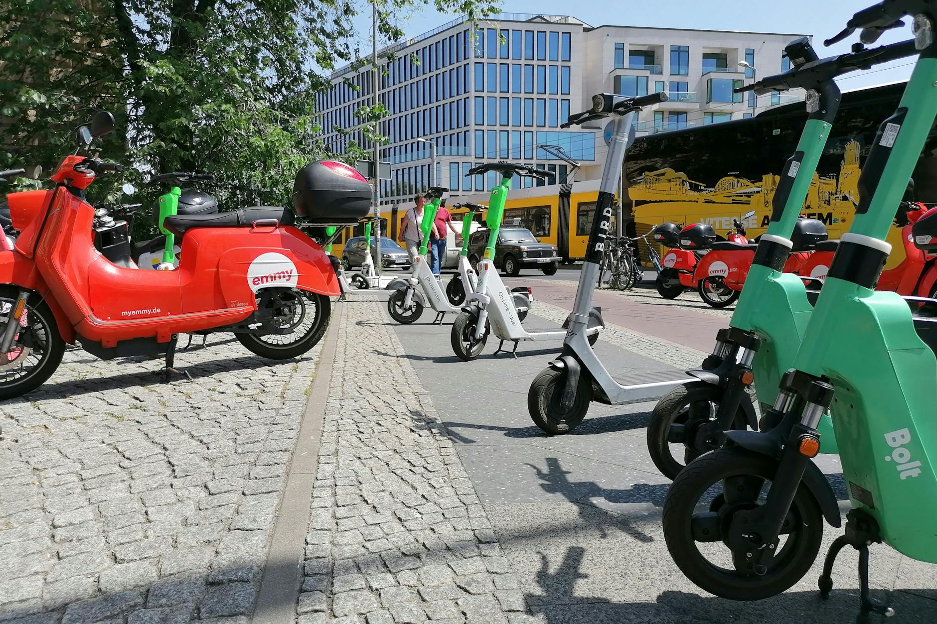 Hindernisparcours für Fußgänger: In Mitte stehen E-Motorroller und E-Scooter auf dem Gehweg.