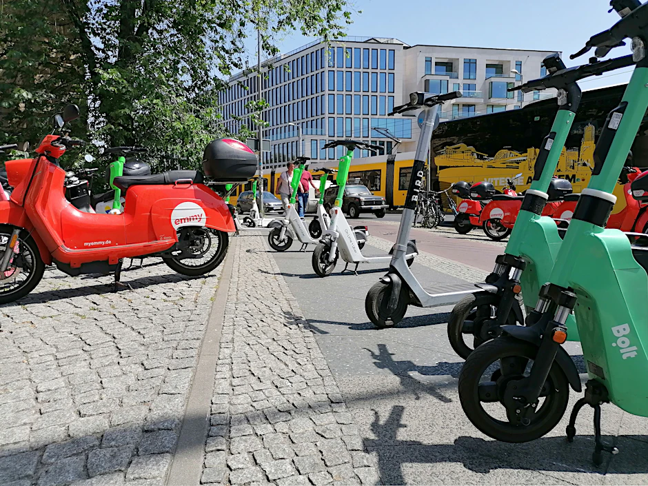 Hindernisparcours für Fußgänger: In Mitte stehen E-Motorroller und E-Scooter auf dem Gehweg.
