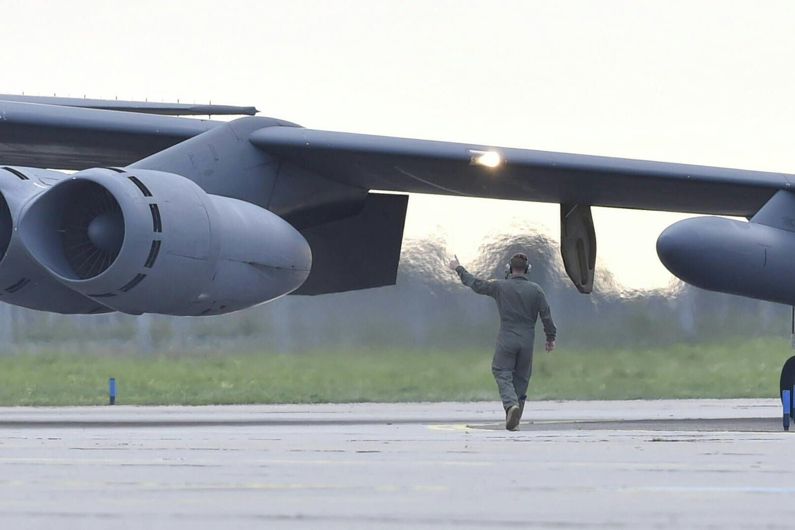 Ein US-Langstreckenbomber vom Typ B-52 fährt über ein Rollfeld. 