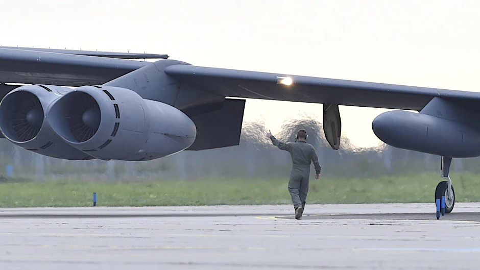 Ein US-Langstreckenbomber vom Typ B-52 fährt über ein Rollfeld.&nbsp;
