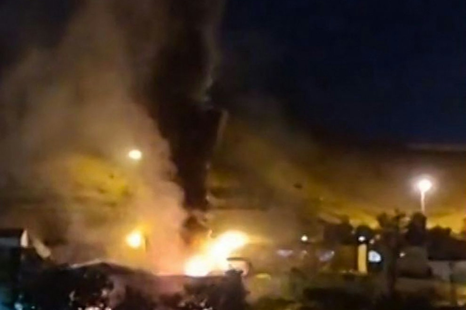 Eine Rauchwolke steigt über dem Evin-Gefängnis in Teheran auf.