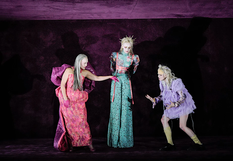 „Minna von Barnhelm“ am Deutschen Theater: Natali Seelig in der Titelrolle, Seyneb Saleh als Kammerfrau Franziska und Lorena Handschin, die Wirtin. (v. l.)