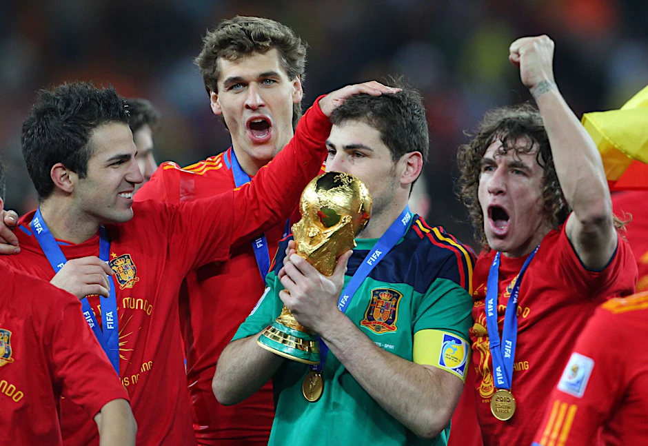 ARCHIV - Holten 2010 mit Spanien den WM-Pokal: Iker Casillas (2.v.r) und Carles Puyol (r).  
