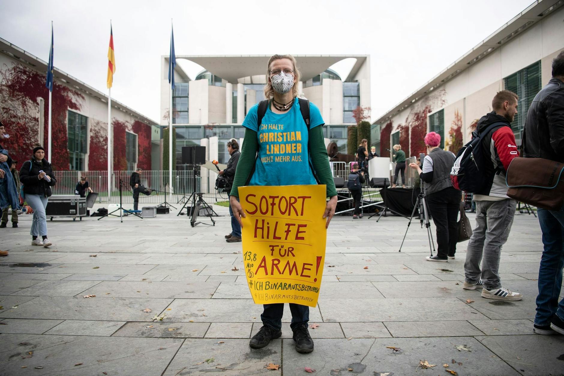 Teilnehmerin vor dem Bundeskanzleramt in Belin. Betroffene von Armut berichten über #IchBinArmutsbetroffen über ihre Erfahrungen und Probleme.