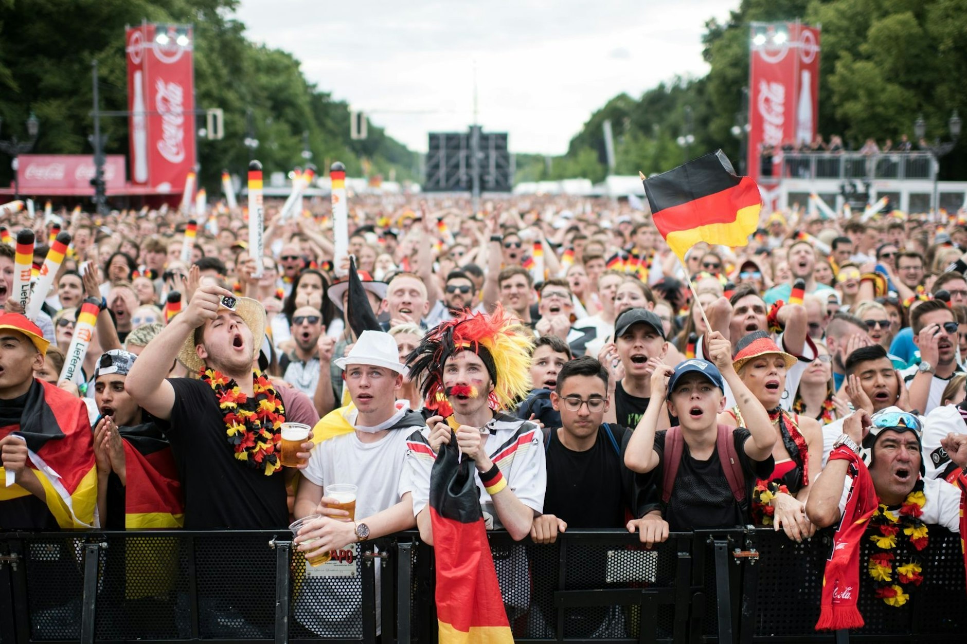 So schön war es bei der WM 2018. Fußball-Fans verfolgen auf der Berliner Fanmeile das Spiel Deutschland gegen Südkorea. Dieses Jahr wird daraus nichts.