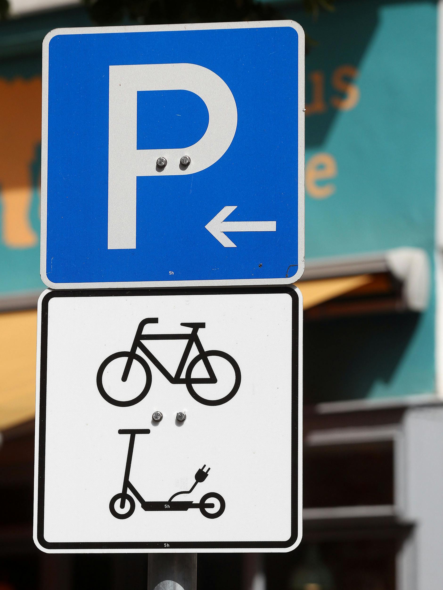 Dieses Verkehrszeichen in der Kreuzberger Bergmannstraße zeigt: Hier befindet sich eine Abstellfläche für E-Scooter. Solche Parkplätze sind in Berlin allerdings weiterhin sehr selten.