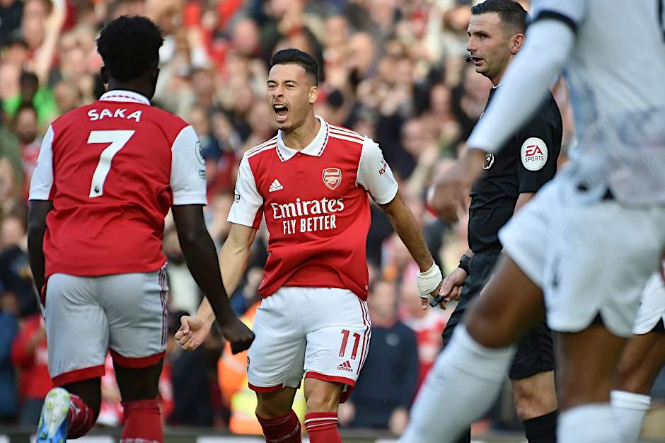 Arsenals Gabriel Martinelli (M) jubelt mit seinem Teamkollegen Bukayo Saka über sein Tor zum 1:0.  