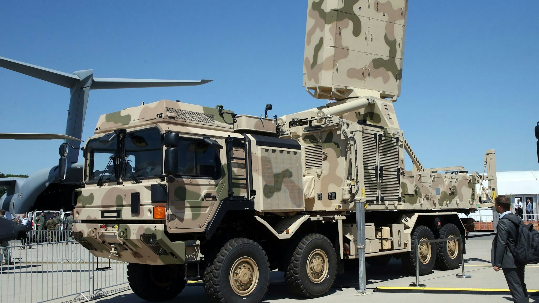 Das Flugabwehr-Waffensystem vom Typ IRIS-T SLS, eine Komponente des Luftverteidigungssystems IRIS-T SLM, auf der Internationalen Luft- und Raumfahrtausstellung ILA.